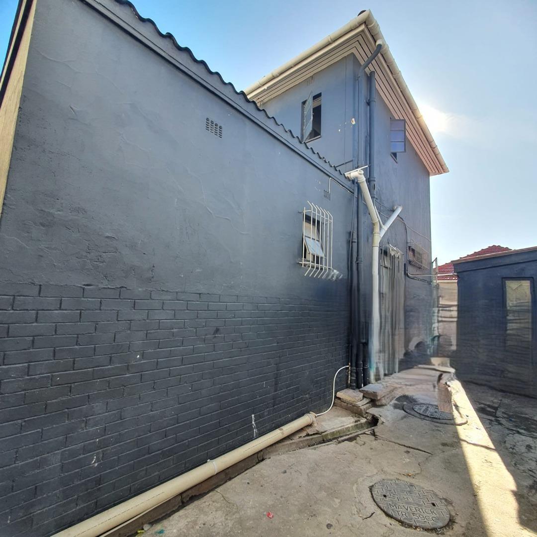 727313_727313_back_of_property.jpg