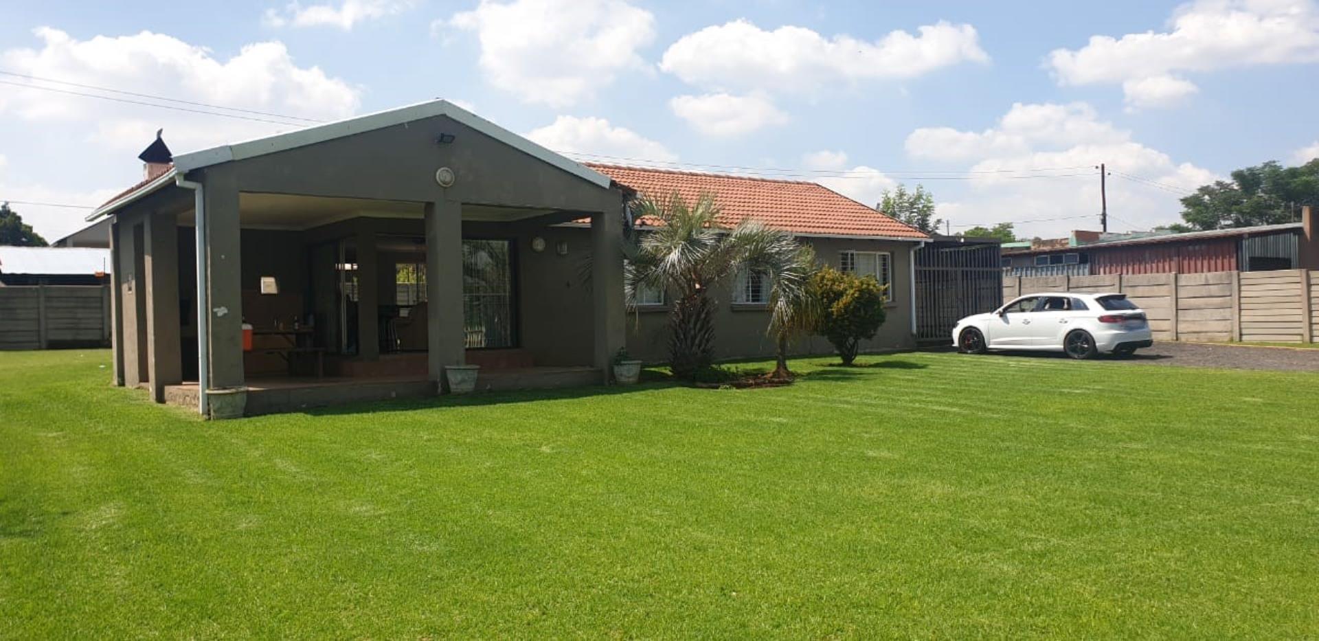 Stunning 4-Bedroom Family Home On The Vaal Marina - Gauteng