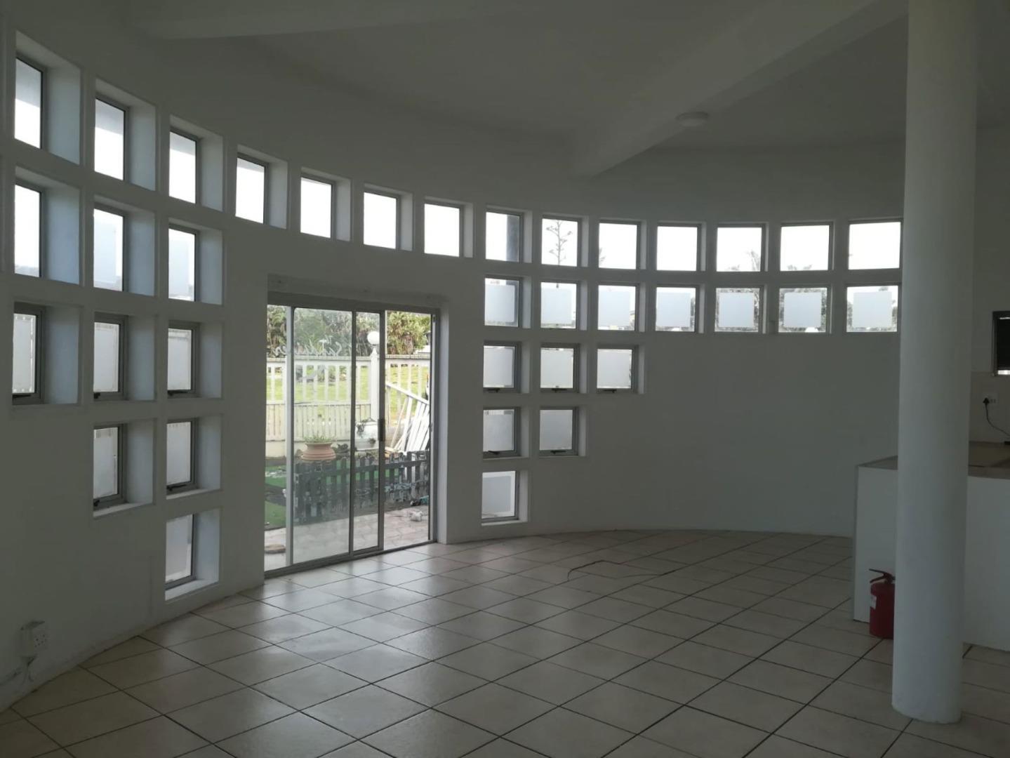 762797_Unit_3_lounge.jpg