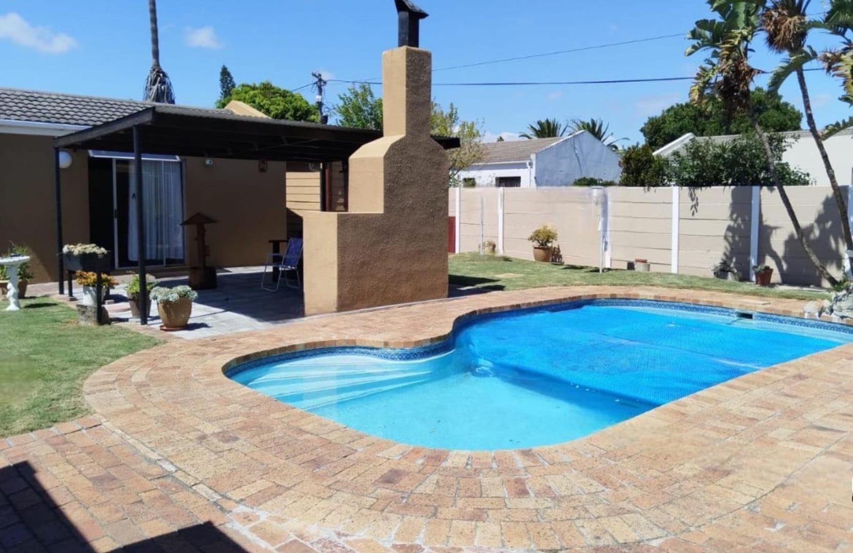 Amazing 3 Bedroom House With Pool And Flatlet - Western Cape