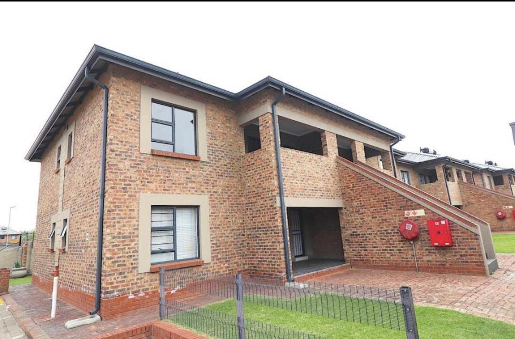 Urgent Sale-Modern Three Bedroom, two bathroom 90m² apartment - Gauteng