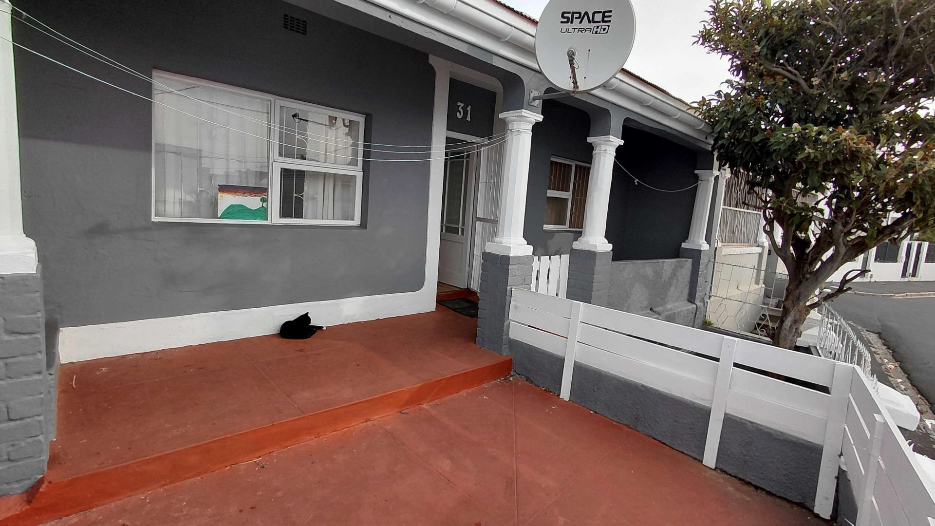 Charming, Spacious Three Bedroom In Woodstock - Western Cape