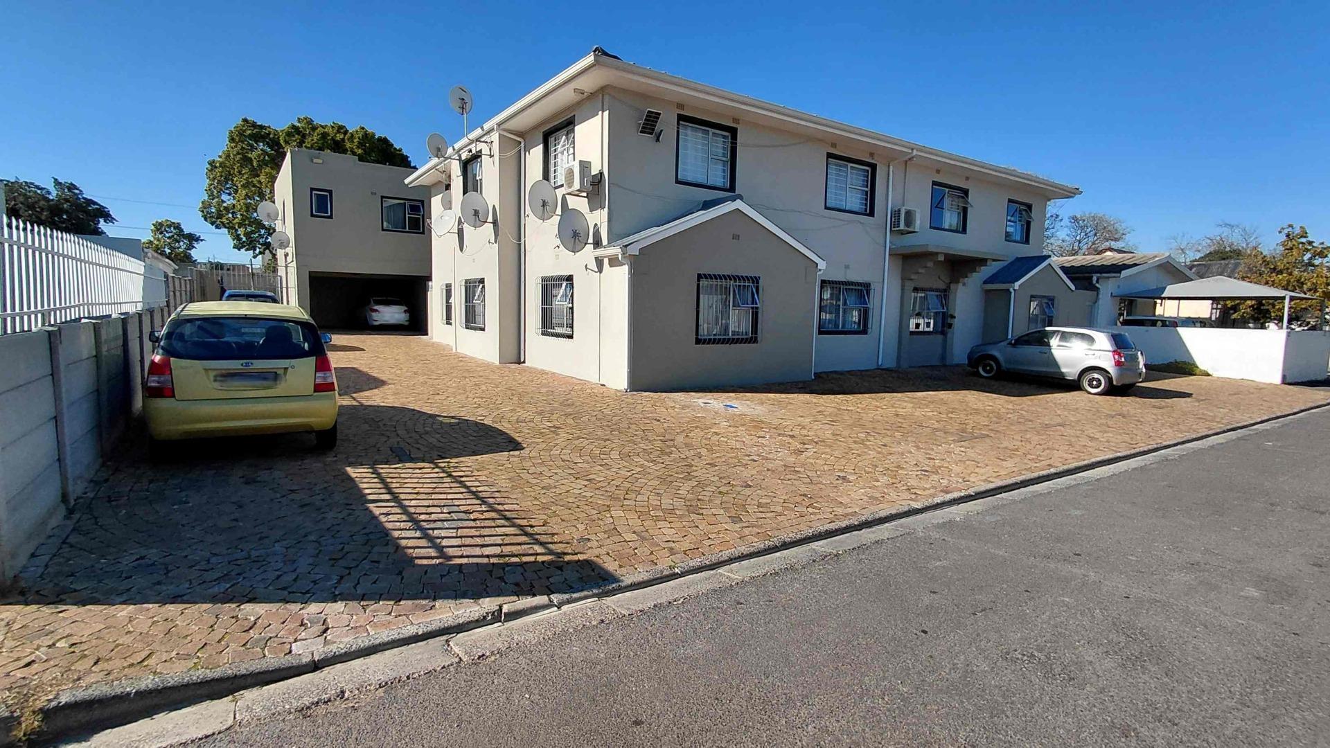 Spacious Three Bedroom Ground Floor Apartment - Western Cape