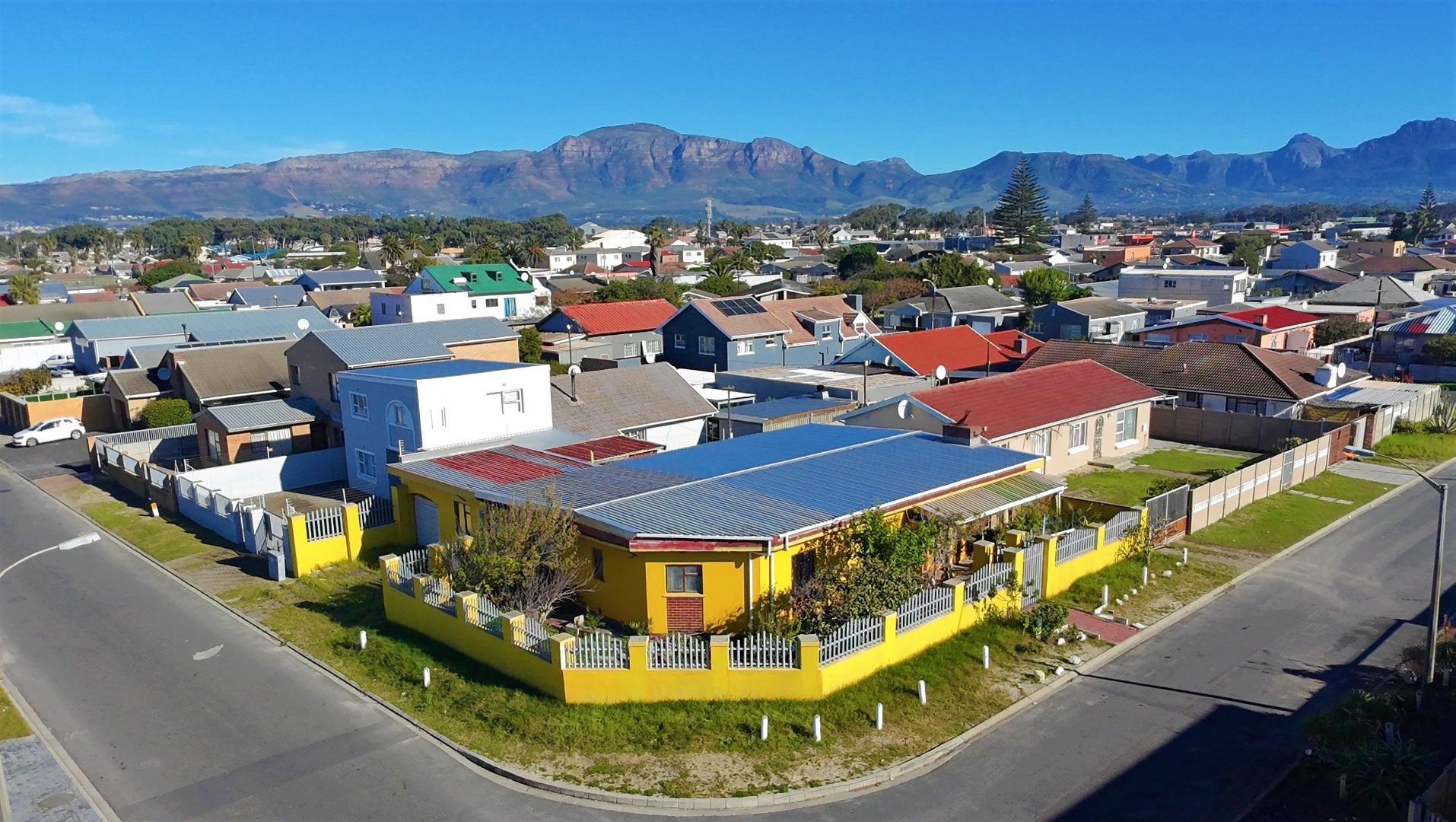 Deceased Estate - 4 Bedroomed Family Home For Renovation  - Western Cape