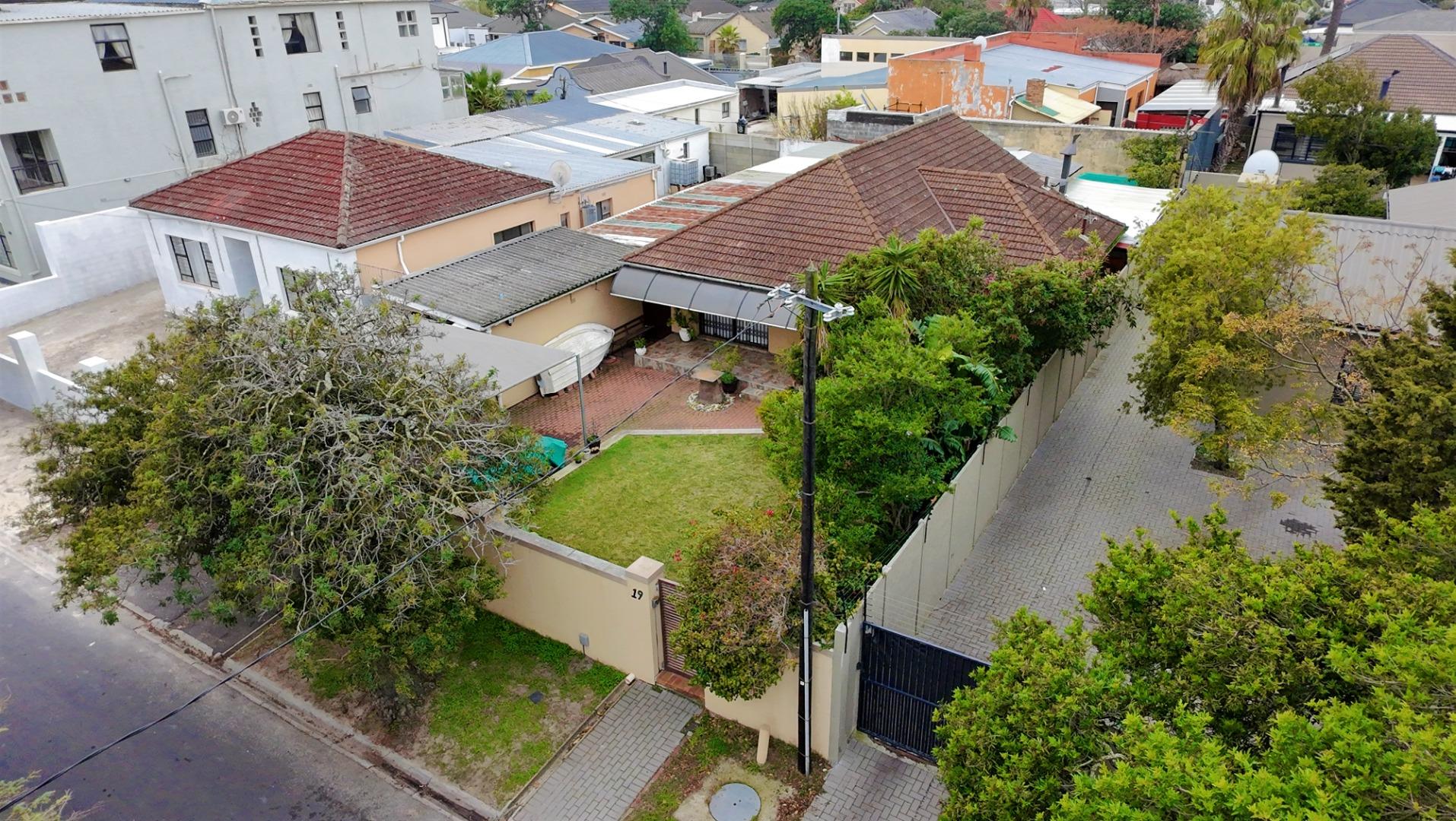 Legal Instruction - Lovely Family Home In Rondebosch East - Western Cape