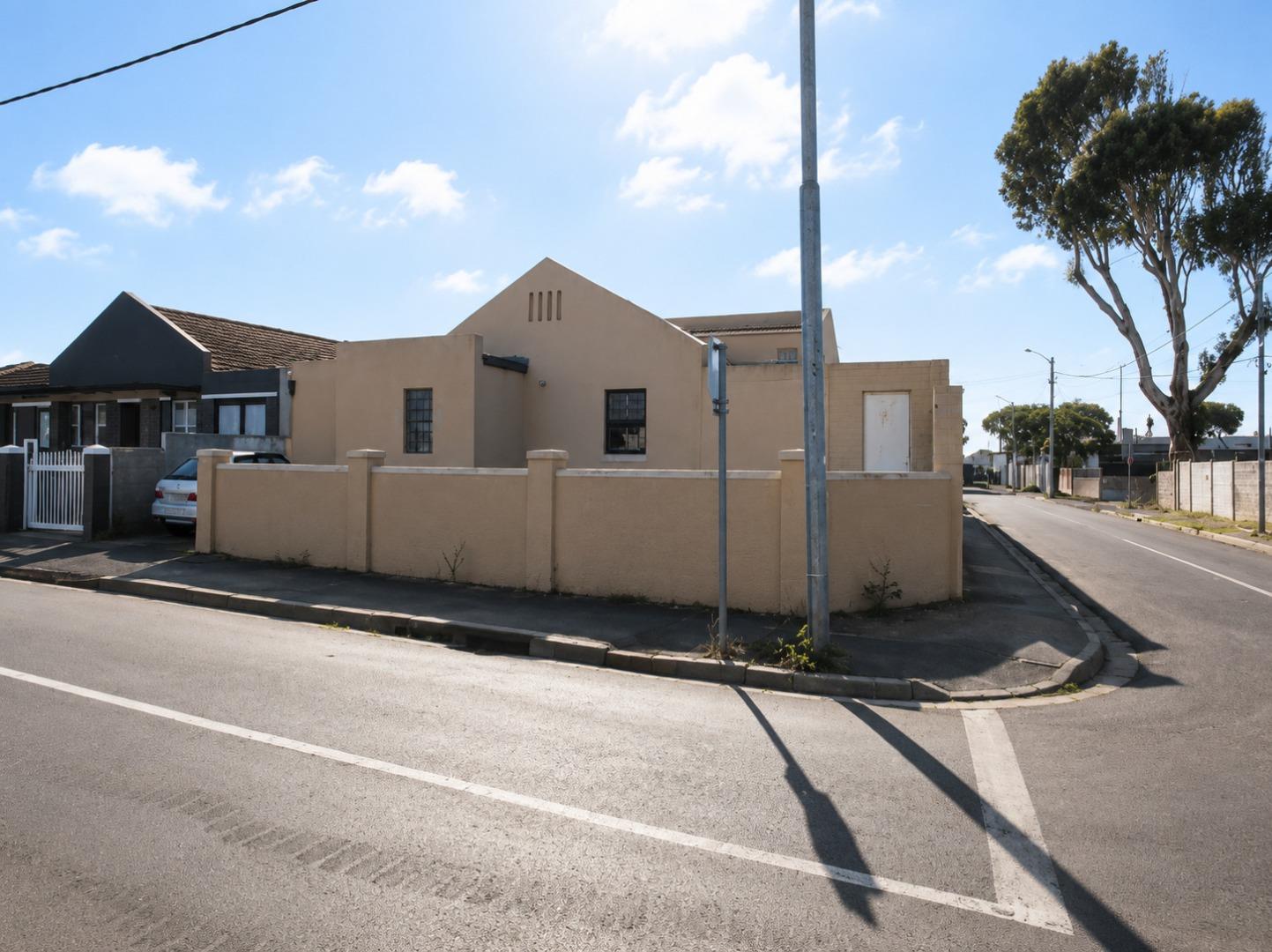 Spacious Family Home With Excellent Rental Income Potential In Belgravia, Athlone - Western Cape