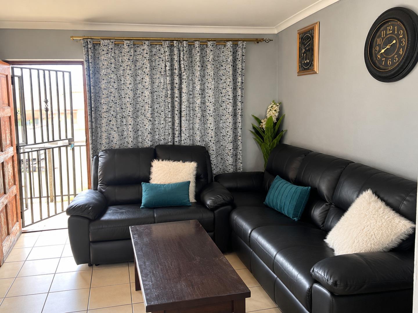 769714_Cozy_Black_Leather_Living_Room.jpg