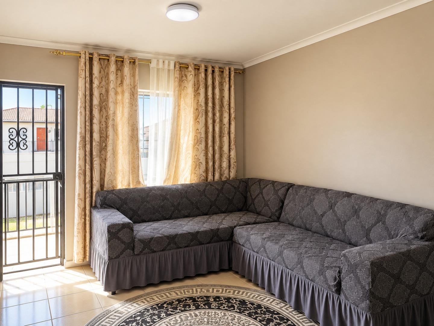 769722_Bright_Neutral_Living_Room_Corner.jpg