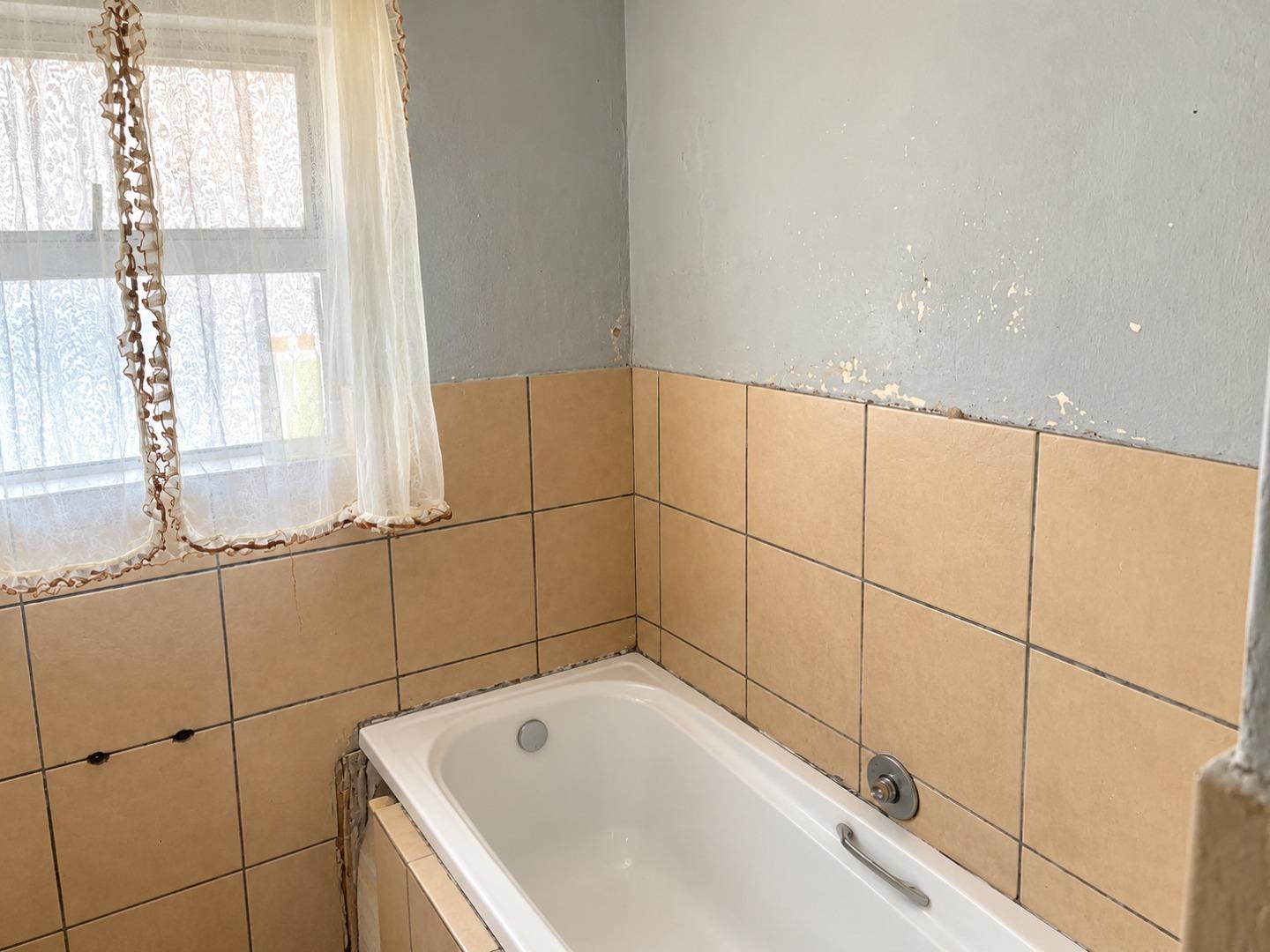 769731_Aged_Bathtub_Corner_with_Lace_Curtains.jpg